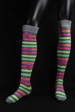 Chaussettes fluo longues avec rayures multicolores droites motif tête de mort rose