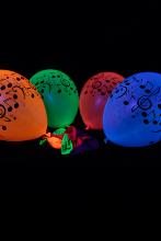 25 Ballons fluo musique assortiment de couleurs